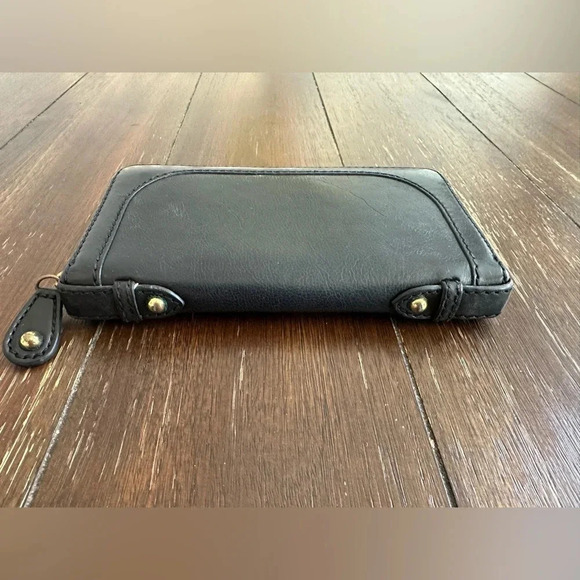 Banana Republic zip around wallet - Picture 2 of 11